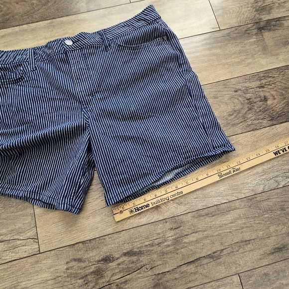 Lee Womens 18 Medium Blue Striped Shorts - Picture 13 of 15
